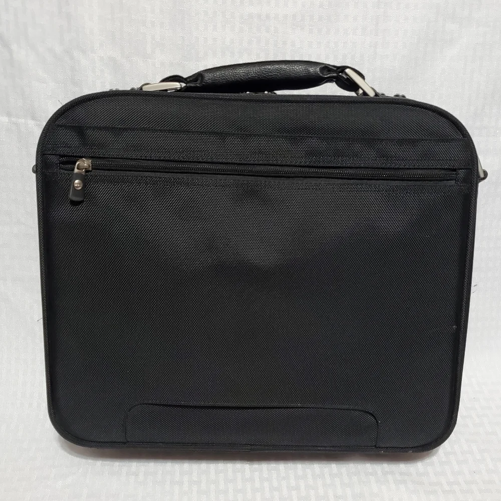 Genuine Dell Black Laptop Carrying Case.